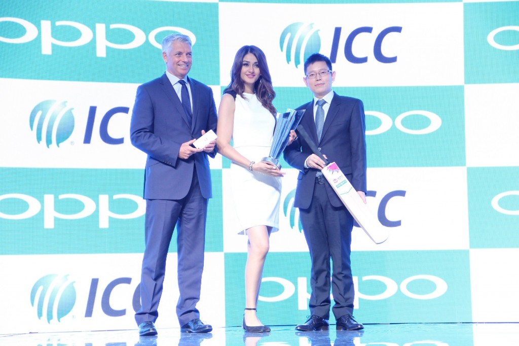 L to R Mr. David Richardson, CEO, ICC, Ms Aditi Arya, Miss India 2015 and Sky Li, OPPO Global VP, MD of International Mobile Business and President of OPPO India celebrating Global Partnership