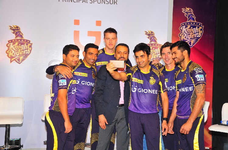 Arvind R vohra, Country CEO & MD Gionee india Selfie with KKR team