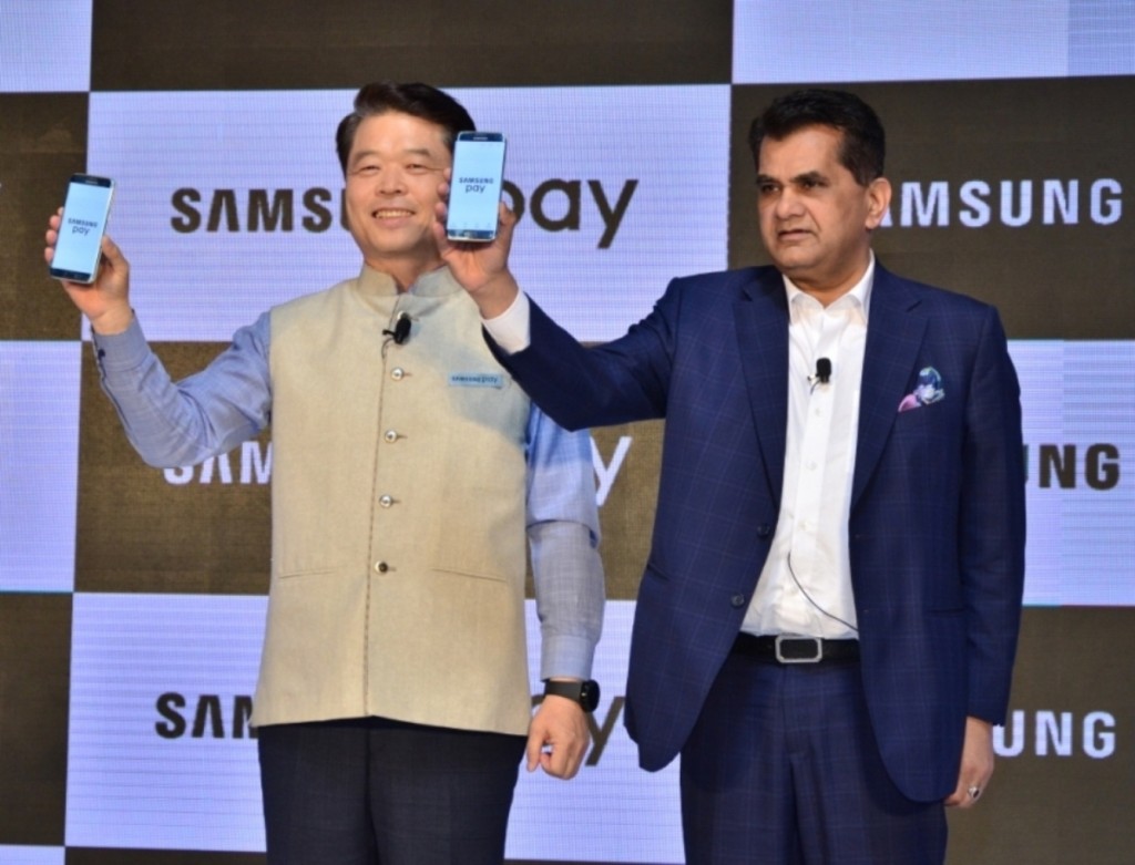 From Left to right Mr HC Hong, President and CEO, Samsung Southwest Asia with Mr Amitabh Kant, CEO, Niti Aayog launching Samsung Pay